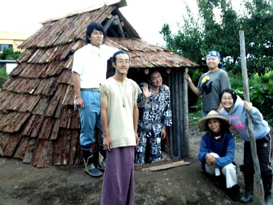 完成した竪穴式住居の前で